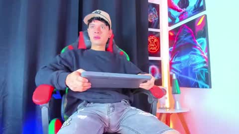 Snapshot of moises_23cm chatting on February 22, 3:36 pm moises_23cm online show from February 22, 3:36 pm