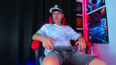 Snapshot of moises_23cm chatting on February 23, 3:56 am moises_23cm online show from February 23, 3:56 am