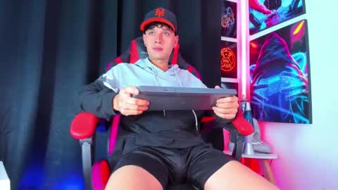 Snapshot of moises_23cm chatting on March 1, 11:37 pm moises_23cm online show from March 1, 11:37 pm