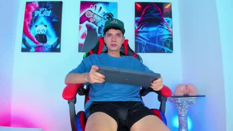 Snapshot of moises_23cm chatting on September 28, 8:36 pm moises_23cm online show from September 28, 8:36 pm