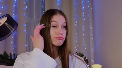 Snapshot of mol1y_kitten chatting on December 26, 12:46 am Molly online show from December 26, 12:46 am