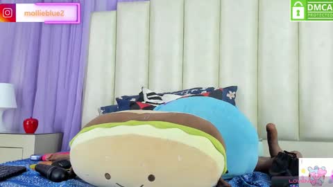 Snapshot of molliebue1 chatting on January 10, 6:17 pm Hey Guys Im Mollie online show from January 10, 6:17 pm