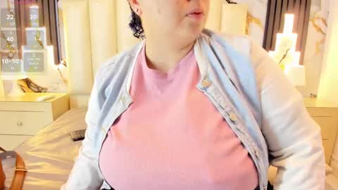 Snapshot of molliebue1 chatting on February 16, 12:10 pm Hey Guys Im Mollie online show from February 16, 12:10 pm