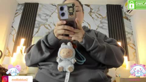 Snapshot of molliebue1 chatting on February 18, 12:06 pm Hey Guys Im Mollie online show from February 18, 12:06 pm