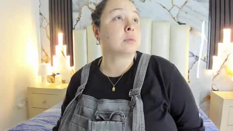 Snapshot of molliebue1 chatting on February 23, 2:29 am Hey Guys Im Mollie online show from February 23, 2:29 am