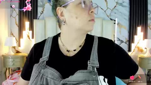 Snapshot of molliebue1 chatting on October 8, 12:36 pm Hey Guys Im Mollie online show from October 8, 12:36 pm