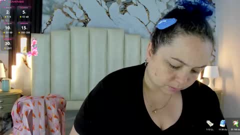 Snapshot of molliebue1 chatting on October 24, 12:34 pm Hey Guys Im Mollie online show from October 24, 12:34 pm