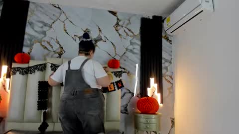 Snapshot of molliebue1 chatting on October 29, 12:29 pm Hey Guys Im Mollie online show from October 29, 12:29 pm