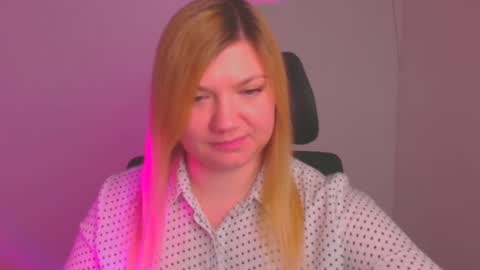 Snapshot of molly_moree chatting on February 3, 3:17 pm Molly online show from February 3, 3:17 pm