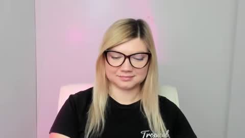 Snapshot of molly_moree chatting on September 13, 11:32 am Molly online show from September 13, 11:32 am