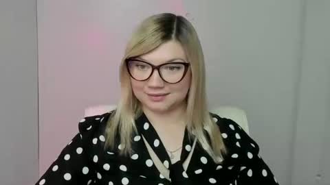 Snapshot of molly_moree chatting on October 9, 6:06 pm Molly online show from October 9, 6:06 pm