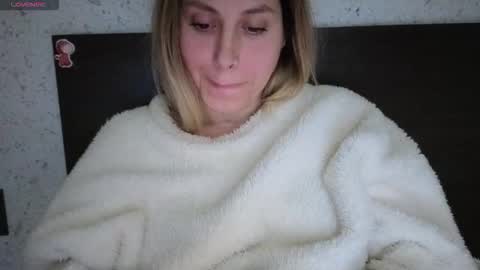 Snapshot of mollyforyou chatting on November 22, 3:44 pm Nica follow me online show from November 22, 3:44 pm