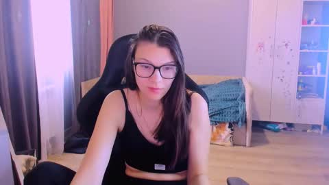  KIRA  online show from March 19, 3:10 am