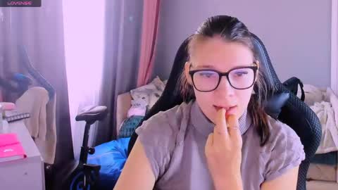  KIRA  online show from April 27, 3:04 am