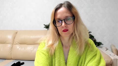 Snapshot of mollystory chatting on January 17, 9:17 am AngelMomm online show from January 17, 9:17 am