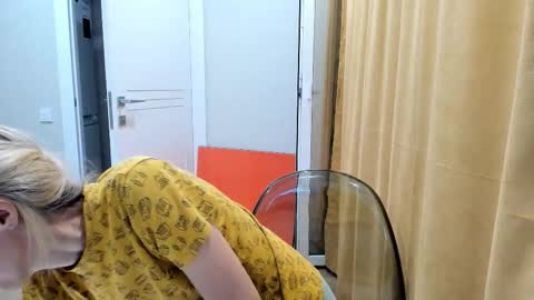 Snapshot of mollystory chatting on September 22, 5:15 pm AngelMomm online show from September 22, 5:15 pm