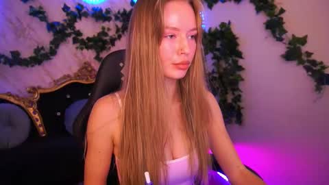 mollyymayy online show from December 15, 4:00 pm