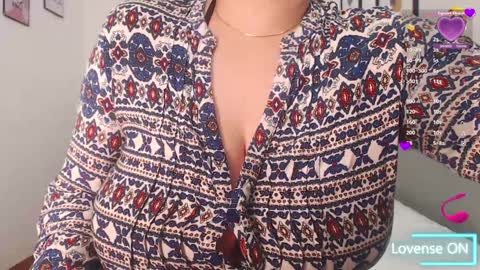 Snapshot of mommyissuess_ chatting on February 6, 8:02 pm Daphne online show from February 6, 8:02 pm