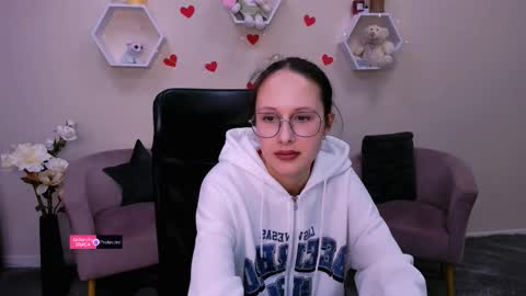 Mona  online show from March 4, 2:53 pm