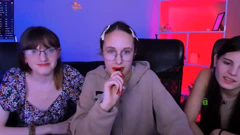 Mona  online show from November 5, 8:09 pm