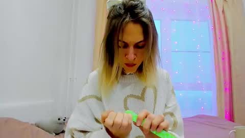 Snapshot of mona_cruz chatting on December 14, 5:51 am Mona online show from December 14, 5:51 am