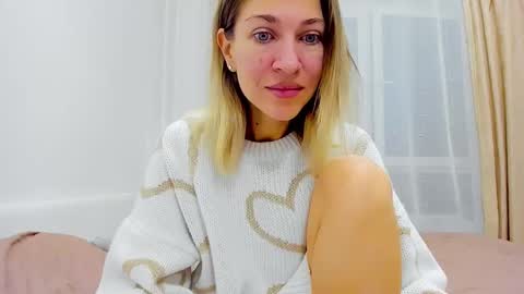 Snapshot of mona_cruz chatting on December 15, 2:30 am Mona online show from December 15, 2:30 am