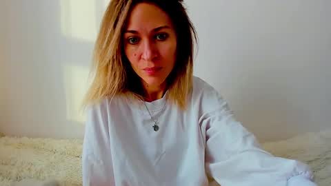 Snapshot of mona_cruz chatting on January 4, 7:24 am Mona online show from January 4, 7:24 am