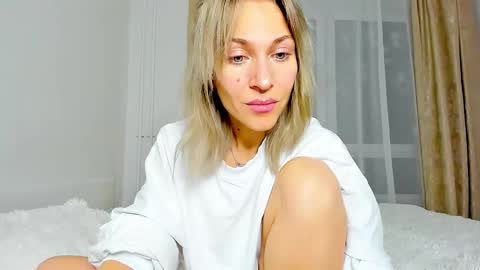 Snapshot of mona_cruz chatting on February 22, 11:24 pm Mona online show from February 22, 11:24 pm