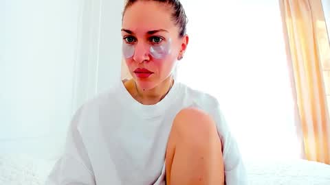 Snapshot of mona_cruz chatting on February 23, 6:28 am Mona online show from February 23, 6:28 am