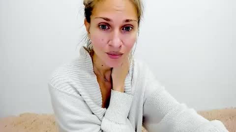 Snapshot of mona_cruz chatting on October 12, 3:11 pm Mona online show from October 12, 3:11 pm