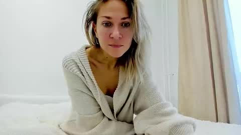 Snapshot of mona_cruz chatting on November 7, 5:40 am Mona online show from November 7, 5:40 am