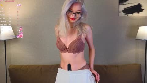 Mona online show from January 20, 5:37 pm