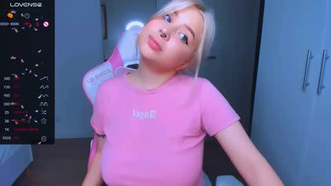 Snapshot of monalauu chatting on January 8, 11:10 am online show from January 8, 11:10 am