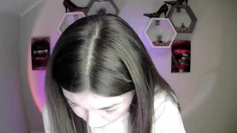 Snapshot of monica_sweets chatting on September 18, 7:10 am sweet girl and shine body online show from September 18, 7:10 am