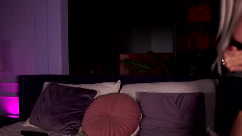 Snapshot of monique_celeste chatting on December 5, 4:32 am Moni online show from December 5, 4:32 am