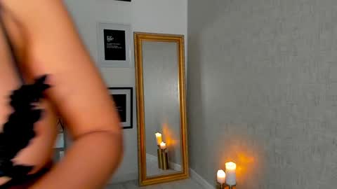 Snapshot of moniqueeass chatting on December 7, 3:52 pm Alessia online show from December 7, 3:52 pm