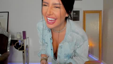 Snapshot of moniqueeass chatting on January 6, 9:43 pm Alessia online show from January 6, 9:43 pm