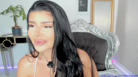 Snapshot of moniqueeass chatting on October 3, 9:45 pm Alessia online show from October 3, 9:45 pm