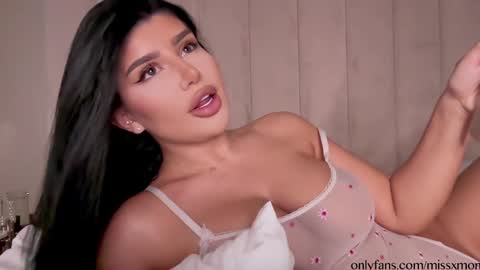 Snapshot of moniqueeass chatting on November 2, 11:18 pm Alessia online show from November 2, 11:18 pm