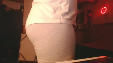 Snapshot of montana6897 chatting on February 24, 9:10 am Kingalby817 online show from February 24, 9:10 am