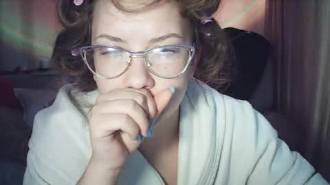 moodiemira online show from March 28, 3:28 am