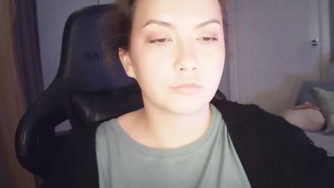 moodiemira online show from April 12, 8:47 pm