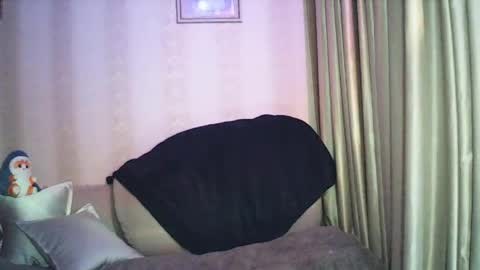 moodiemira online show from April 15, 8:20 pm