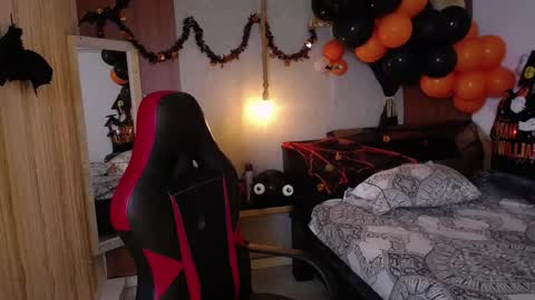 Snapshot of moon_and_fire_ chatting on October 28, 5:11 am moon_and_fire_ online show from October 28, 5:11 am