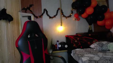 Snapshot of moon_and_fire_ chatting on October 29, 4:04 am moon_and_fire_ online show from October 29, 4:04 am