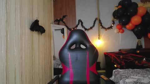 Snapshot of moon_and_fire_ chatting on October 31, 3:07 am moon_and_fire_ online show from October 31, 3:07 am