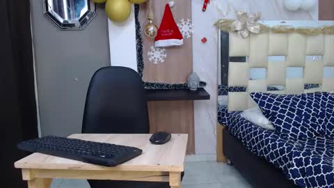 Snapshot of moon_and_fire_ chatting on November 18, 3:23 am moon_and_fire_ online show from November 18, 3:23 am