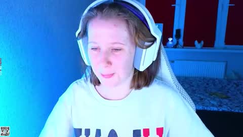 Snapshot of moon_avengers chatting on October 29, 4:42 pm Lola online show from October 29, 4:42 pm