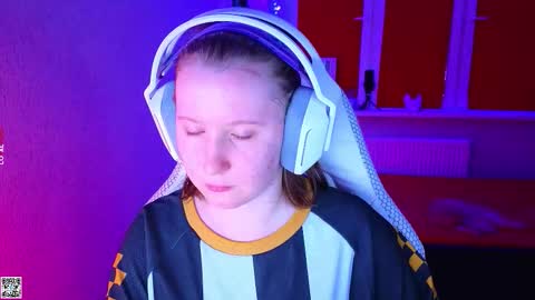 Snapshot of moon_avengers chatting on November 7, 3:12 pm Lola online show from November 7, 3:12 pm