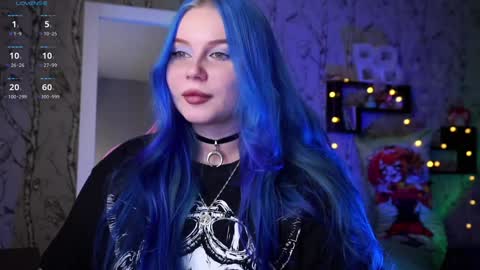 Snapshot of moon_valkyriie chatting on December 2, 11:12 am Emilia online show from December 2, 11:12 am